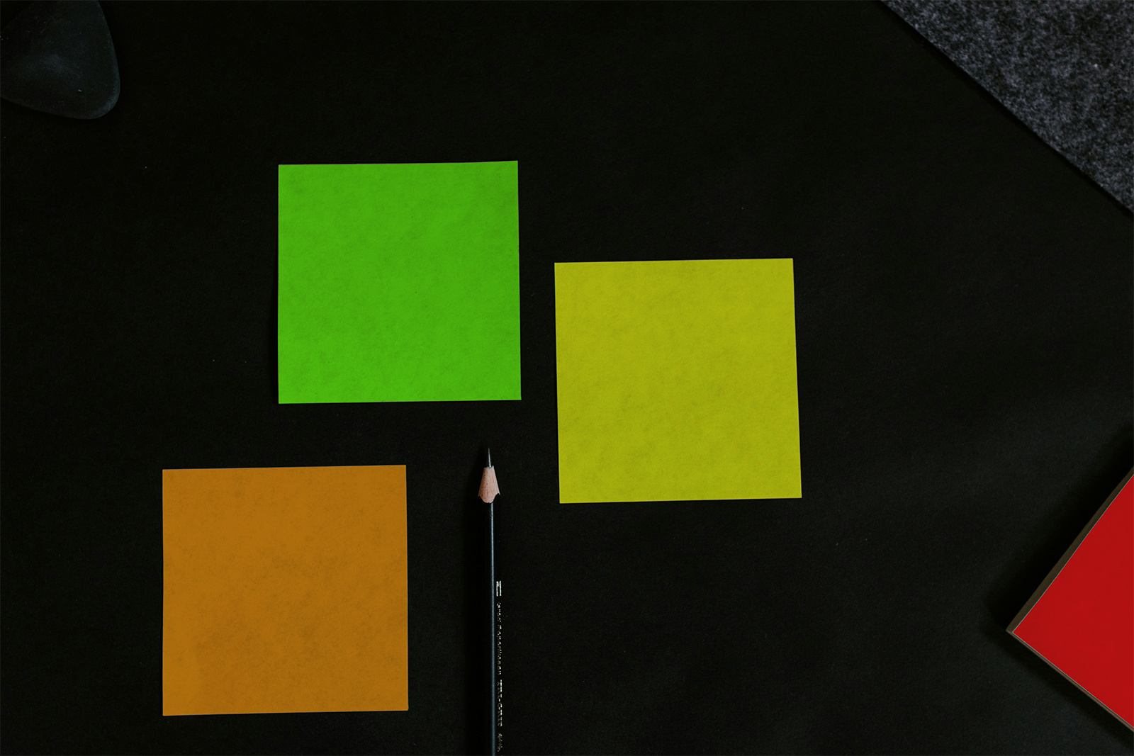 donkere tafel met post-its van de 4 kleuren