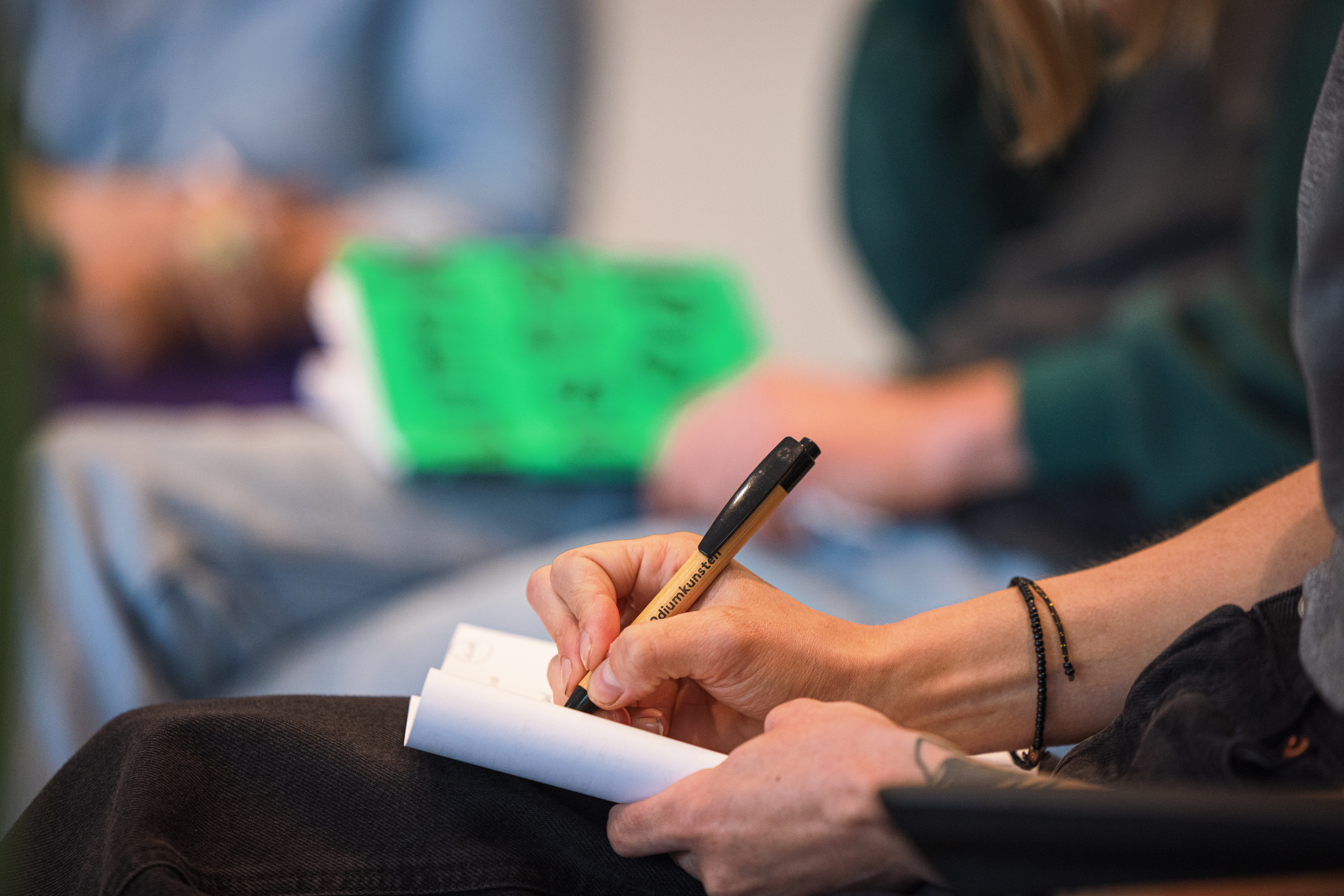 persoon schrijft in een boekje